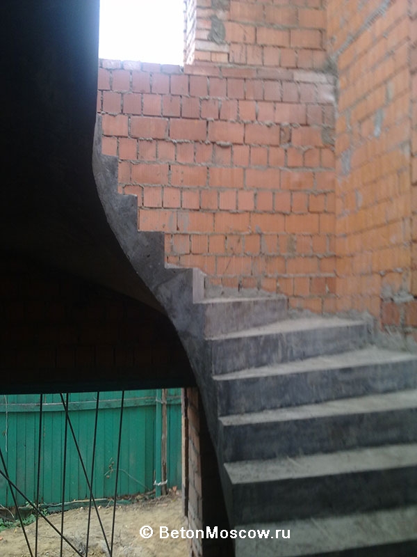 Лестница из железобетона в посёлке Брусничное. Фото 5