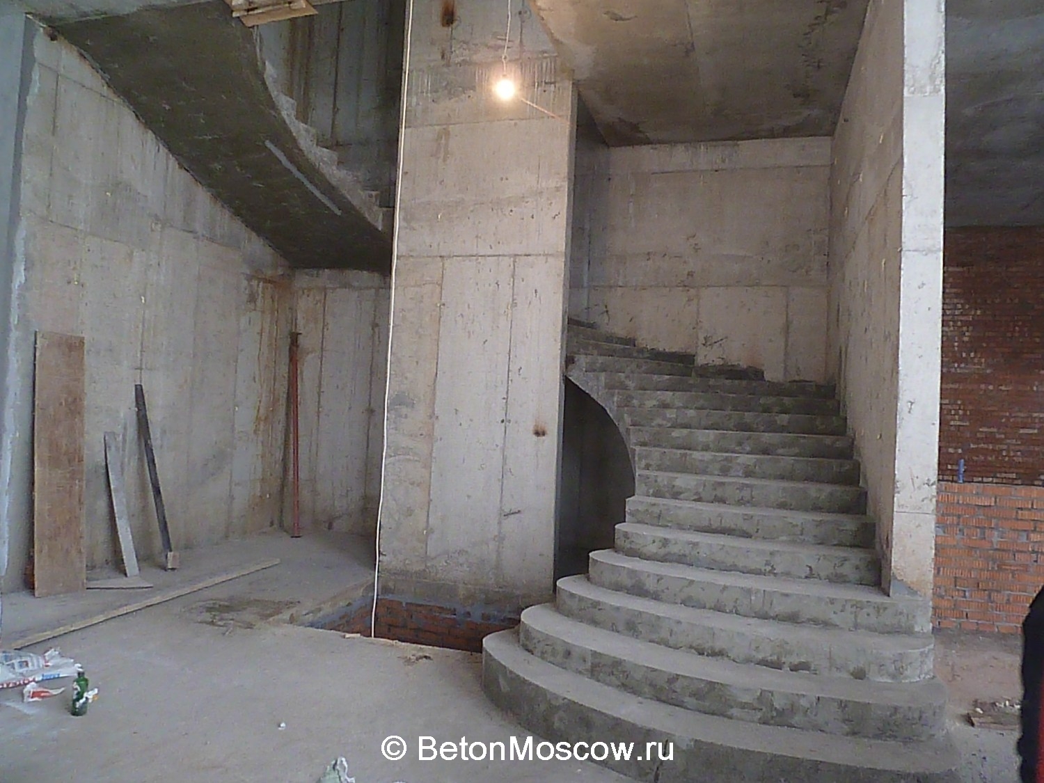 Лестница бетонная в посёлке Царское село. Фото 1