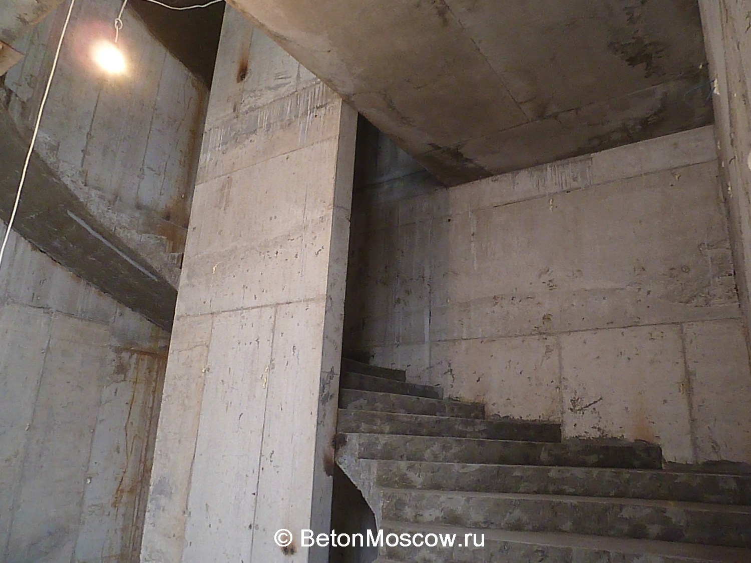 Лестница бетонная в посёлке Царское село. Фото 2