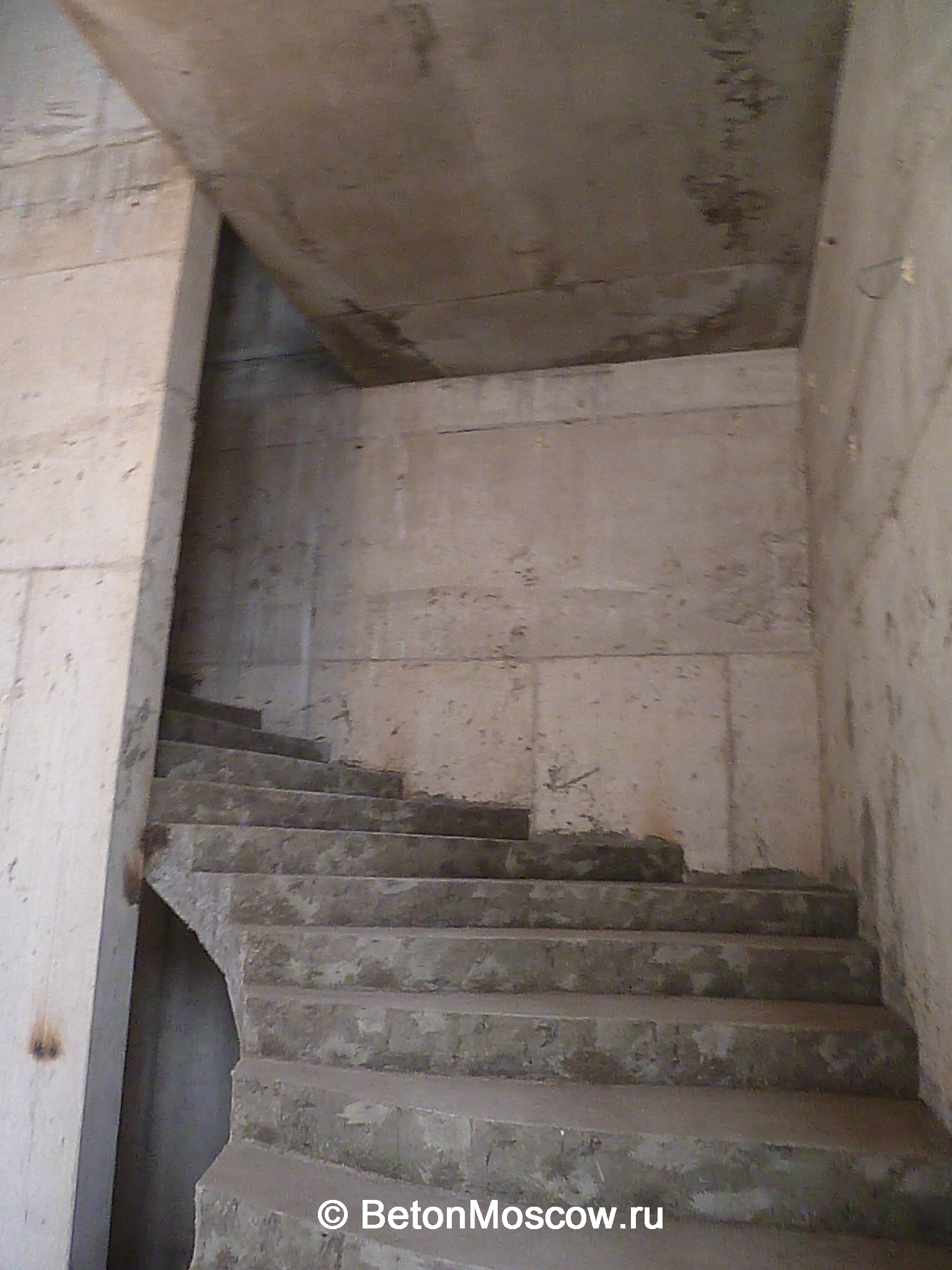 Лестница бетонная в посёлке Царское село. Фото 7