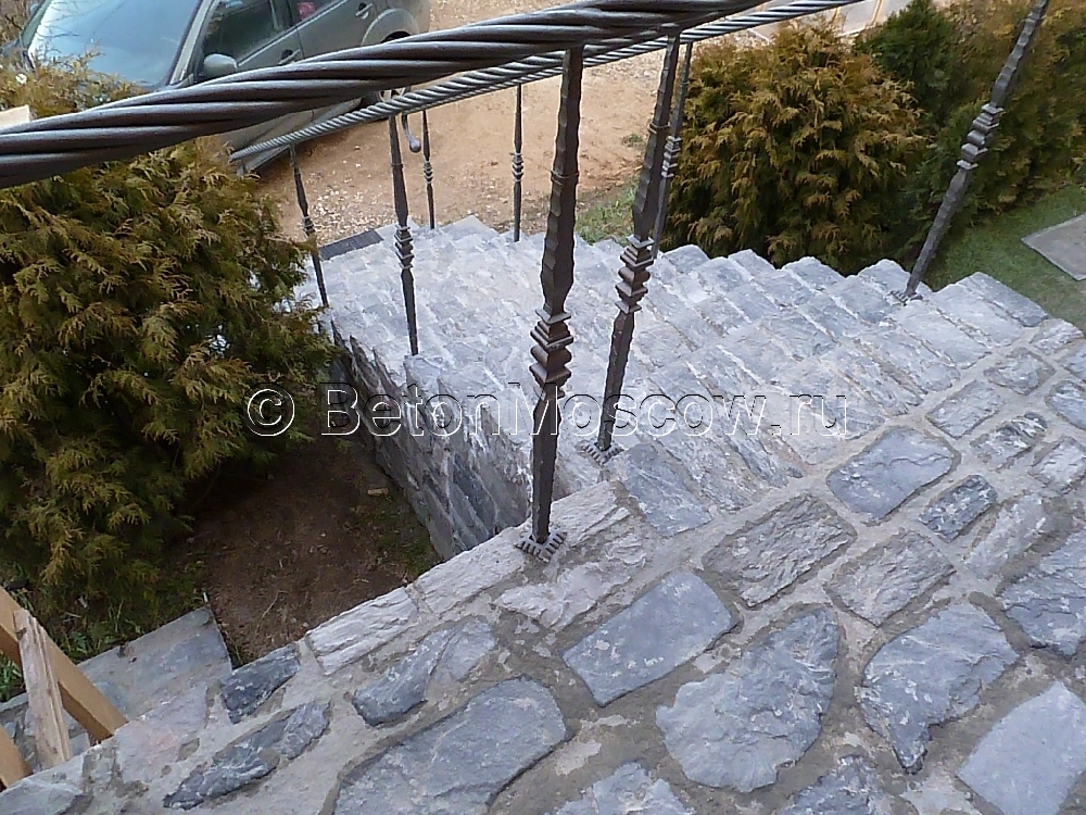Каменная лестница в коттеджном посёлке Чёрная. Фото 6