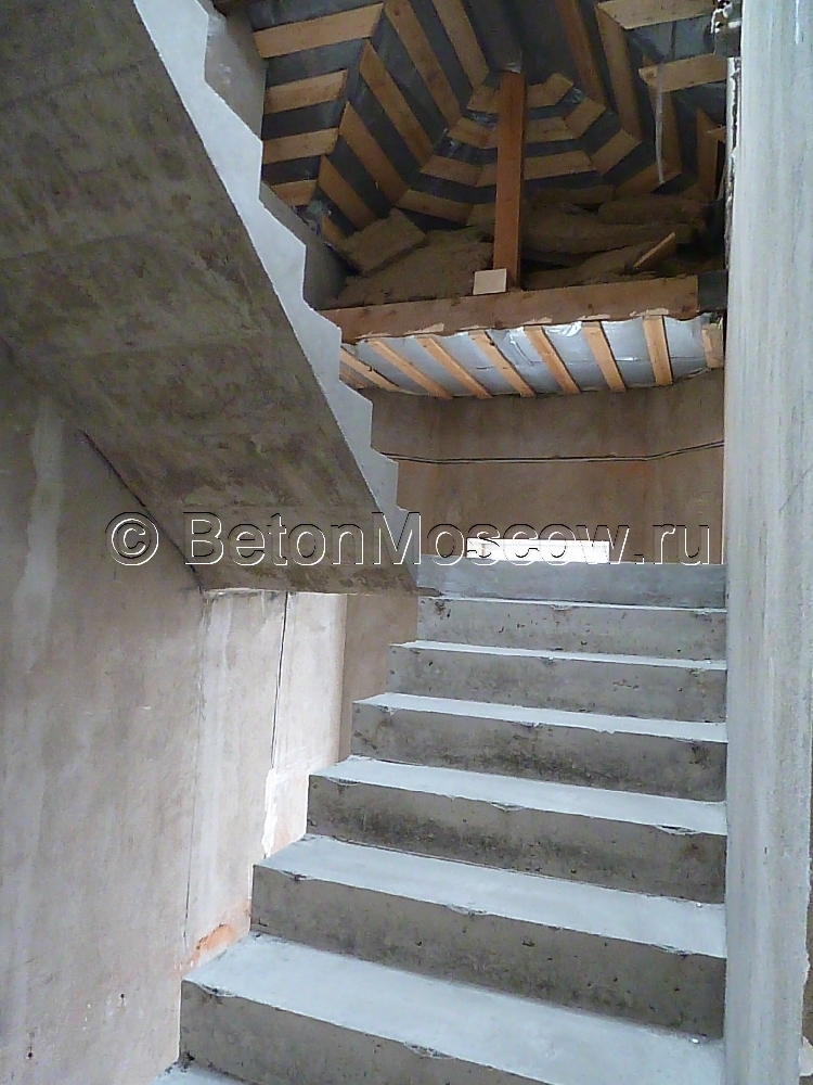 Прямолинейная монолитная лестница с несколькими маршами в коттеджном посёлке Чистые ключи. Фото 11