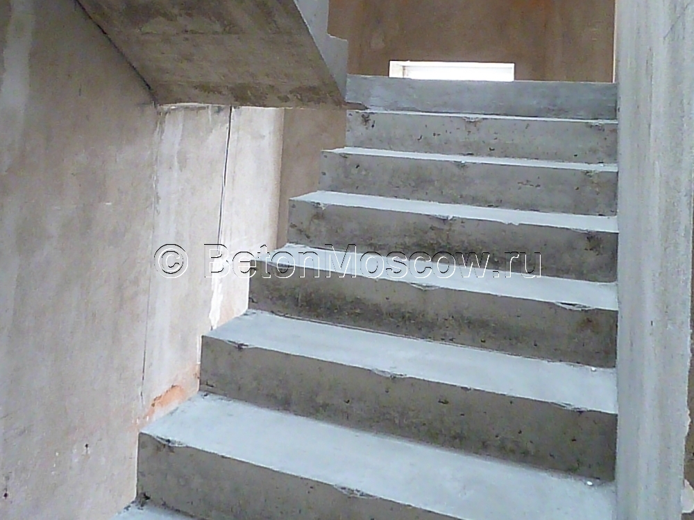Прямолинейная монолитная лестница с несколькими маршами в коттеджном посёлке Чистые ключи. Фото 7