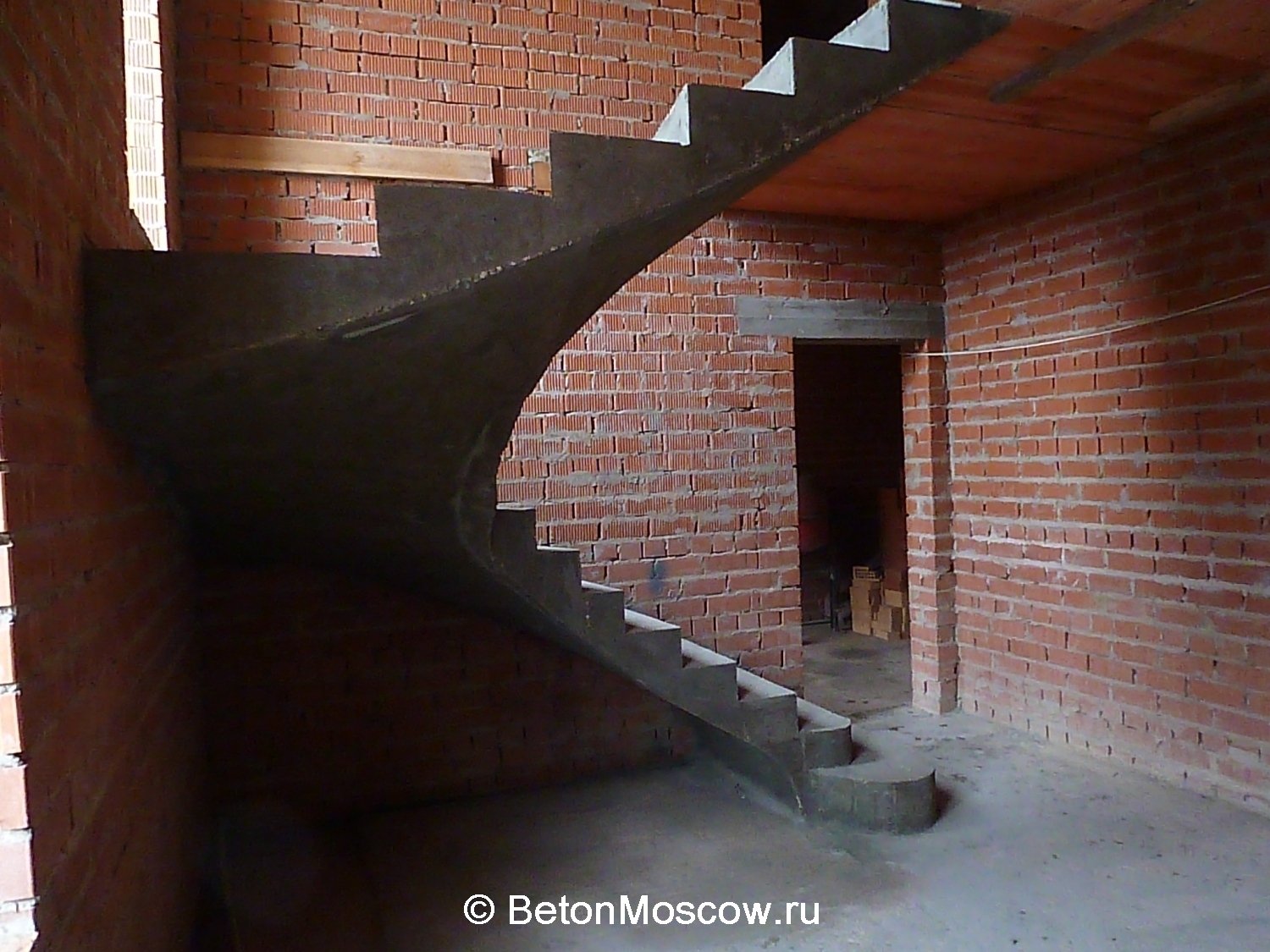 Бетонная лестница в коттеджном посёлке Крюково. Фото 1