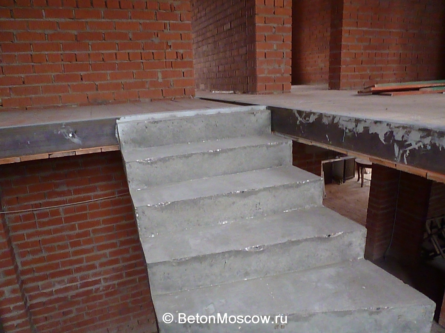 Бетонная лестница в коттеджном посёлке Крюково. Фото 2