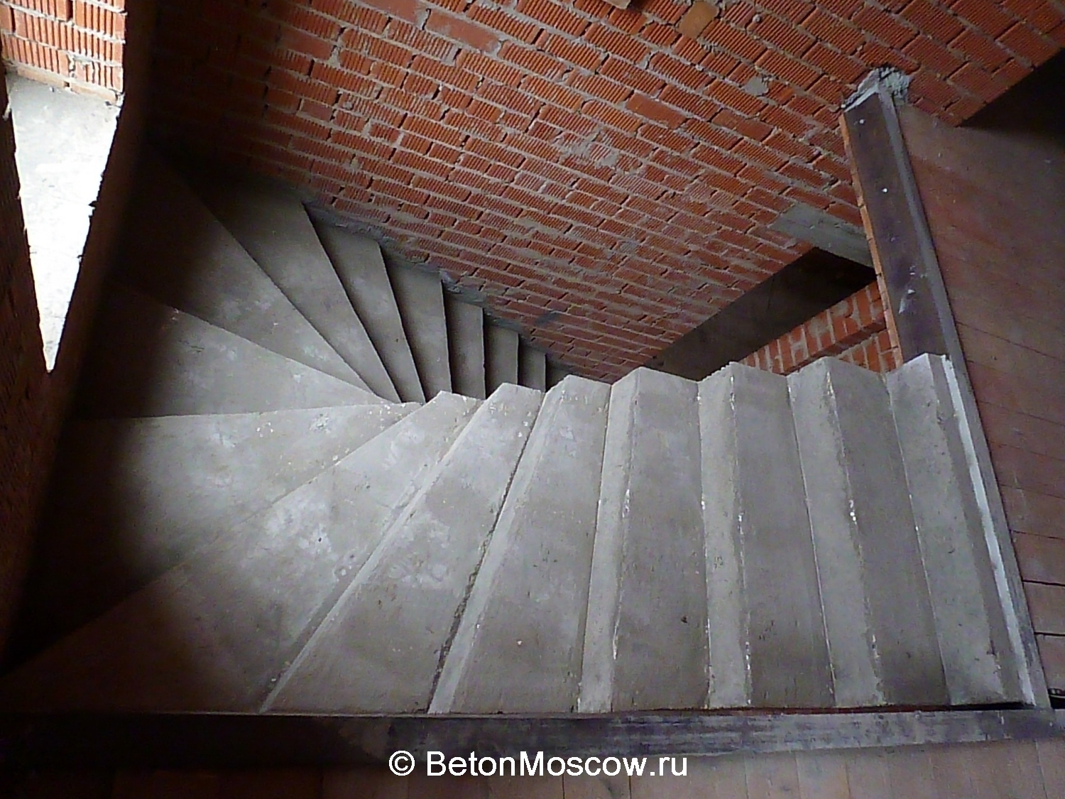 Бетонная лестница в коттеджном посёлке Крюково. Фото 3