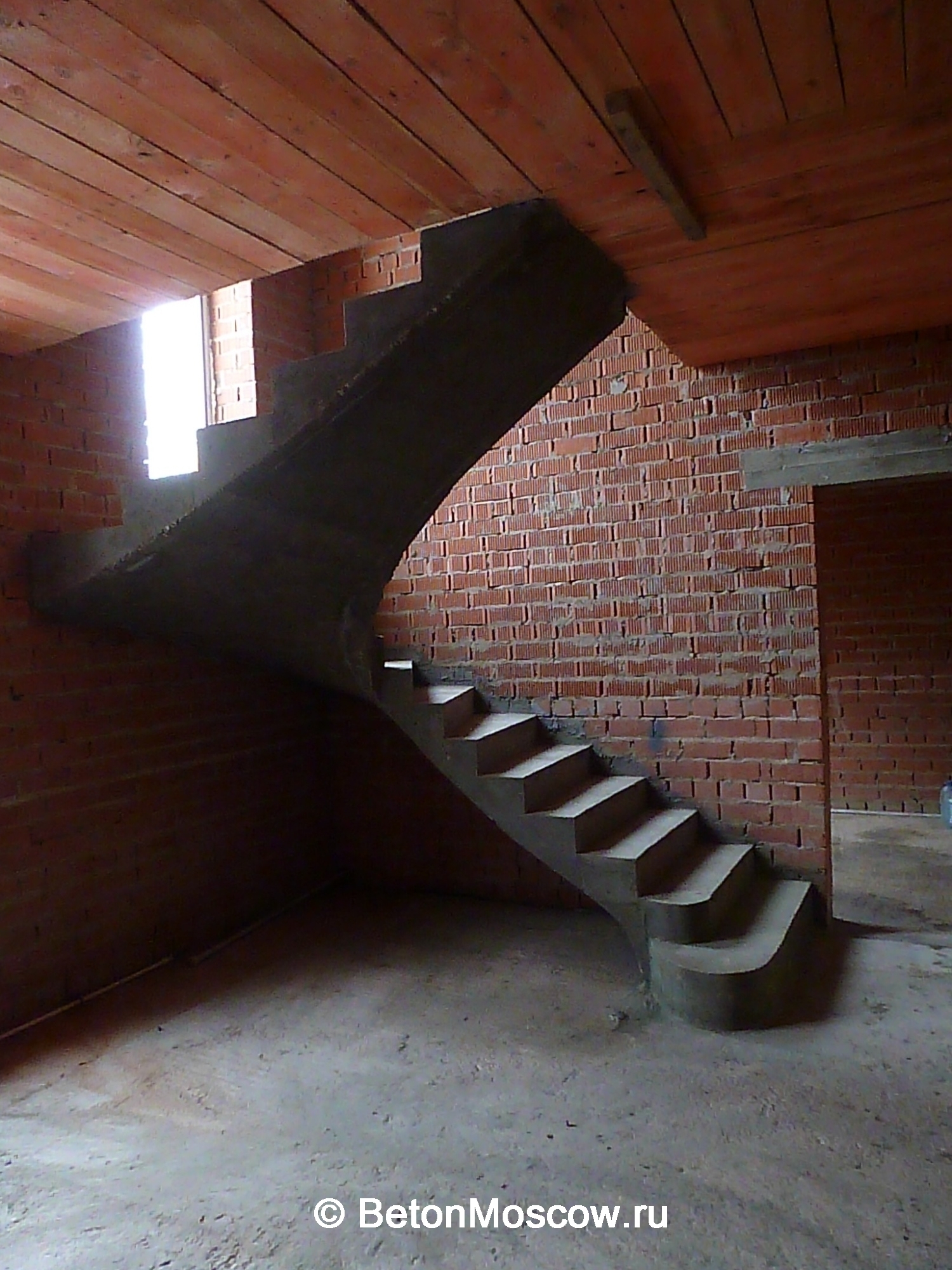 Бетонная лестница в коттеджном посёлке Крюково. Фото 5