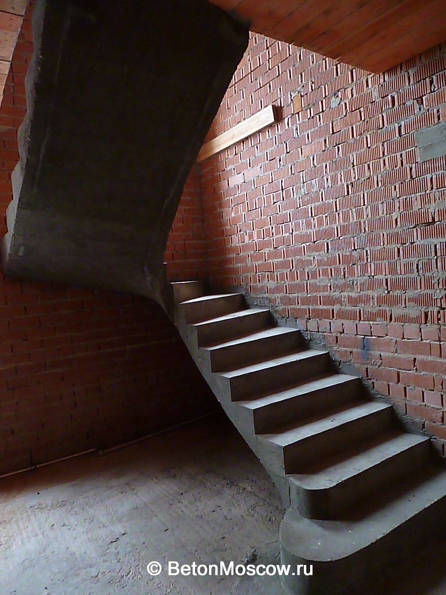 Бетонная лестница в коттеджном посёлке Крюково. Фото 6