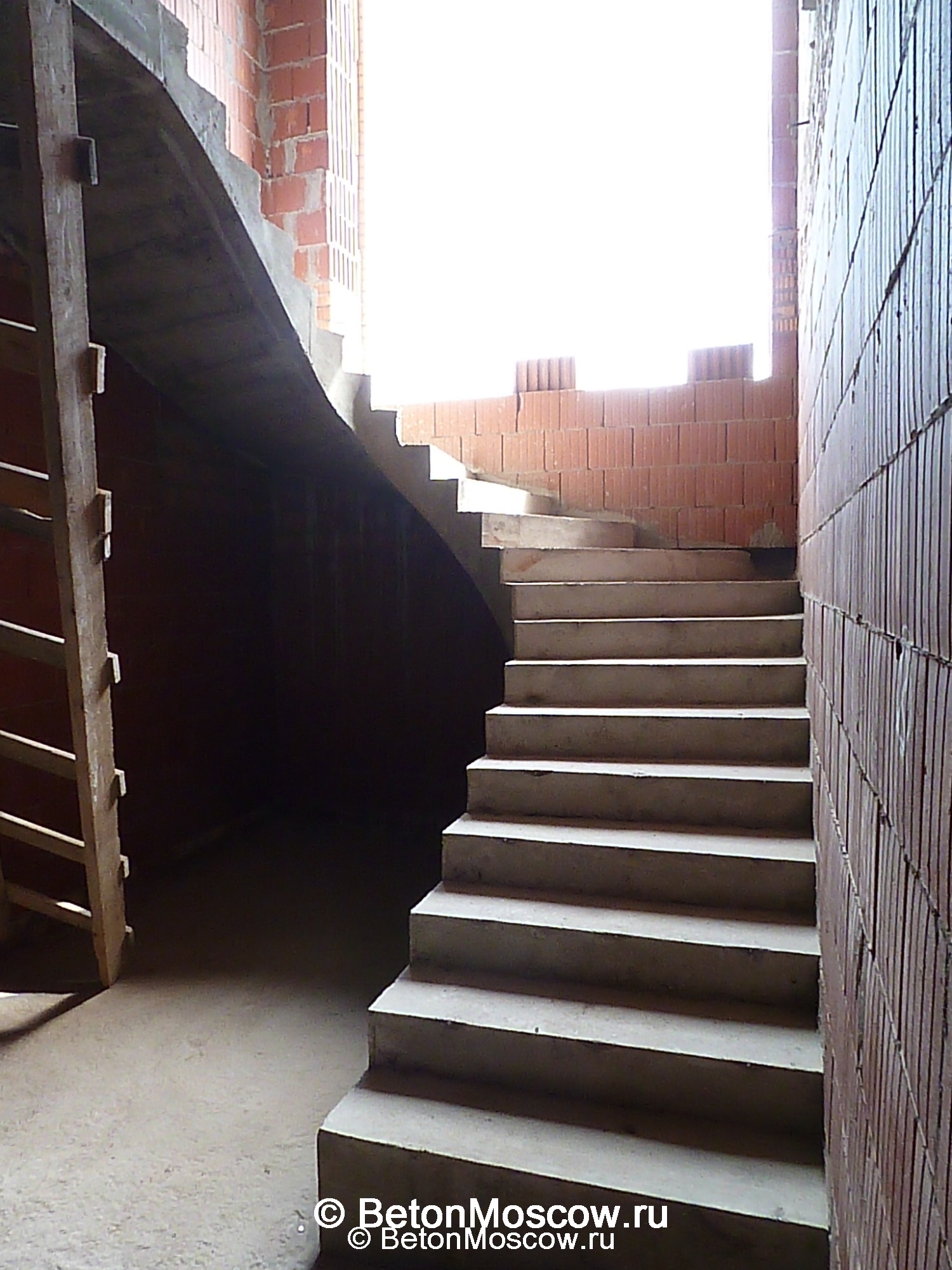 Лестница из бетона в посёлке Цветочный. Фото 4