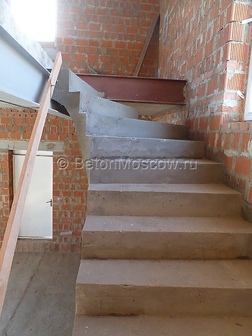 Железобетонная лестница в коттеджном посёлке Эсквайр Парк. Фото 12
