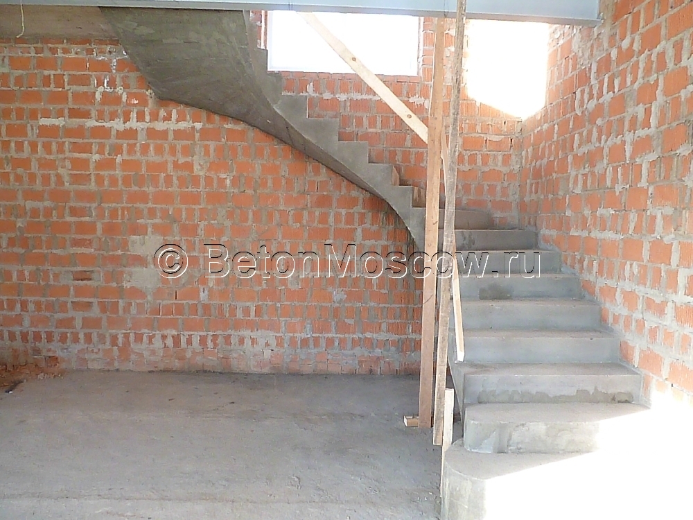 Железобетонная лестница в коттеджном посёлке Эсквайр Парк. Фото 2