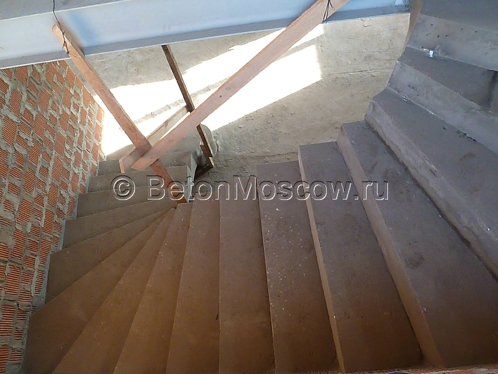 Железобетонная лестница в коттеджном посёлке Эсквайр Парк. Фото 7