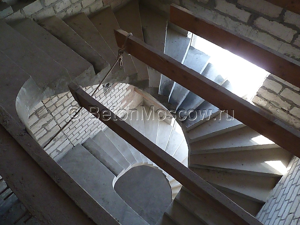 Железобетонная лестница в коттеджном посёлке Эсквайр Парк. Фото 9