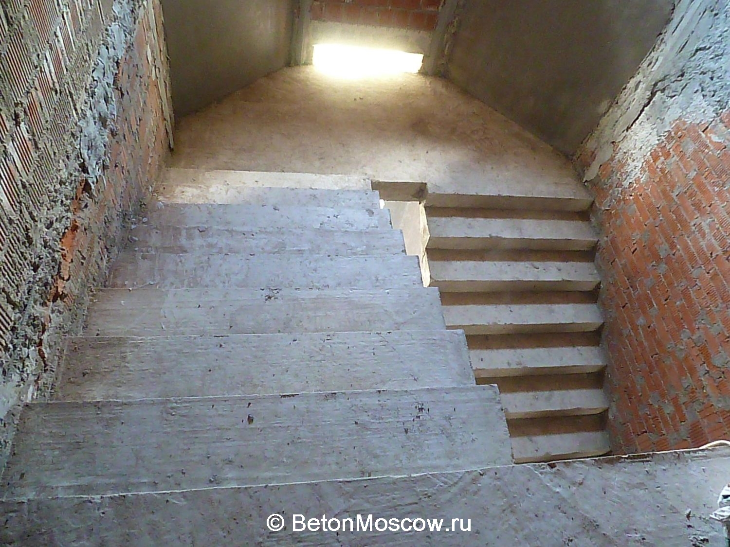 Монолитная бетонная лестница в посёлке Фирсановка Лайф. Фото 1