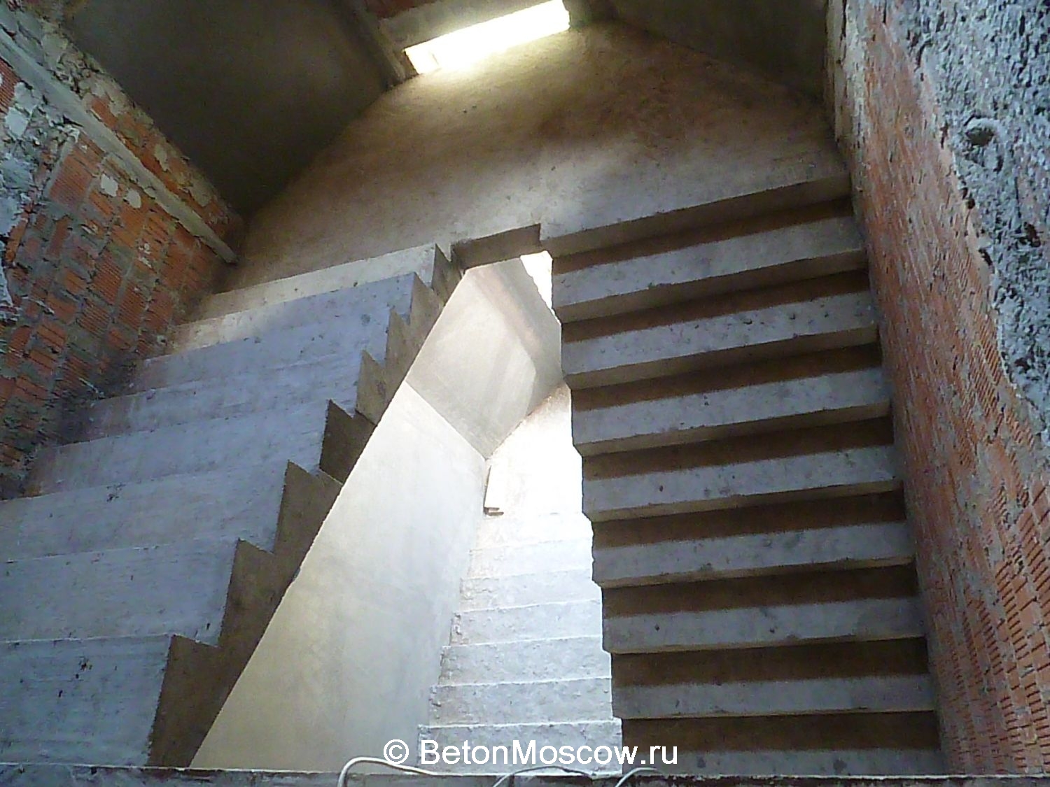 Монолитная бетонная лестница в посёлке Фирсановка Лайф. Фото 2