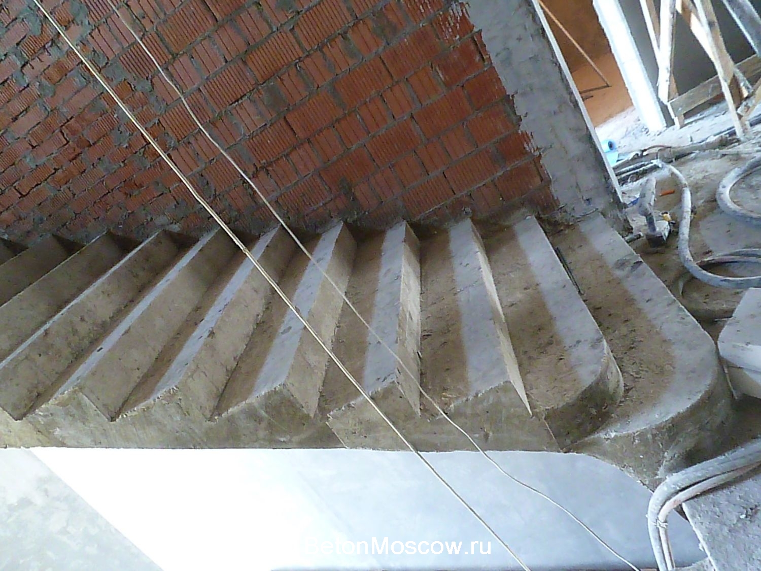 Монолитная бетонная лестница в посёлке Фирсановка Лайф. Фото 3