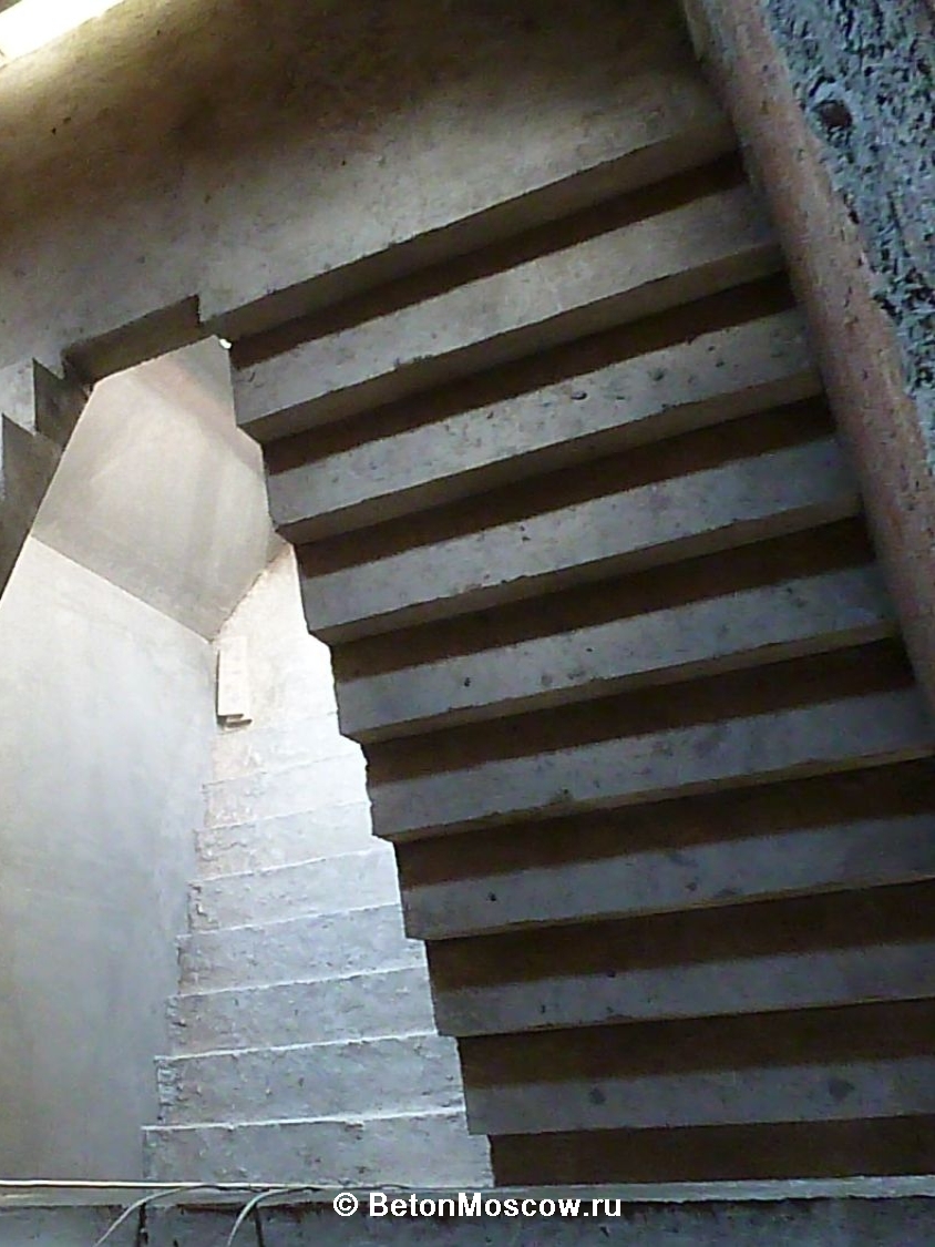 Монолитная бетонная лестница в посёлке Фирсановка Лайф. Фото 7