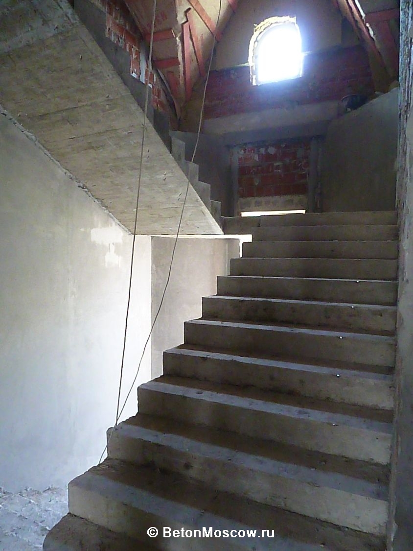Монолитная бетонная лестница в посёлке Фирсановка Лайф. Фото 8