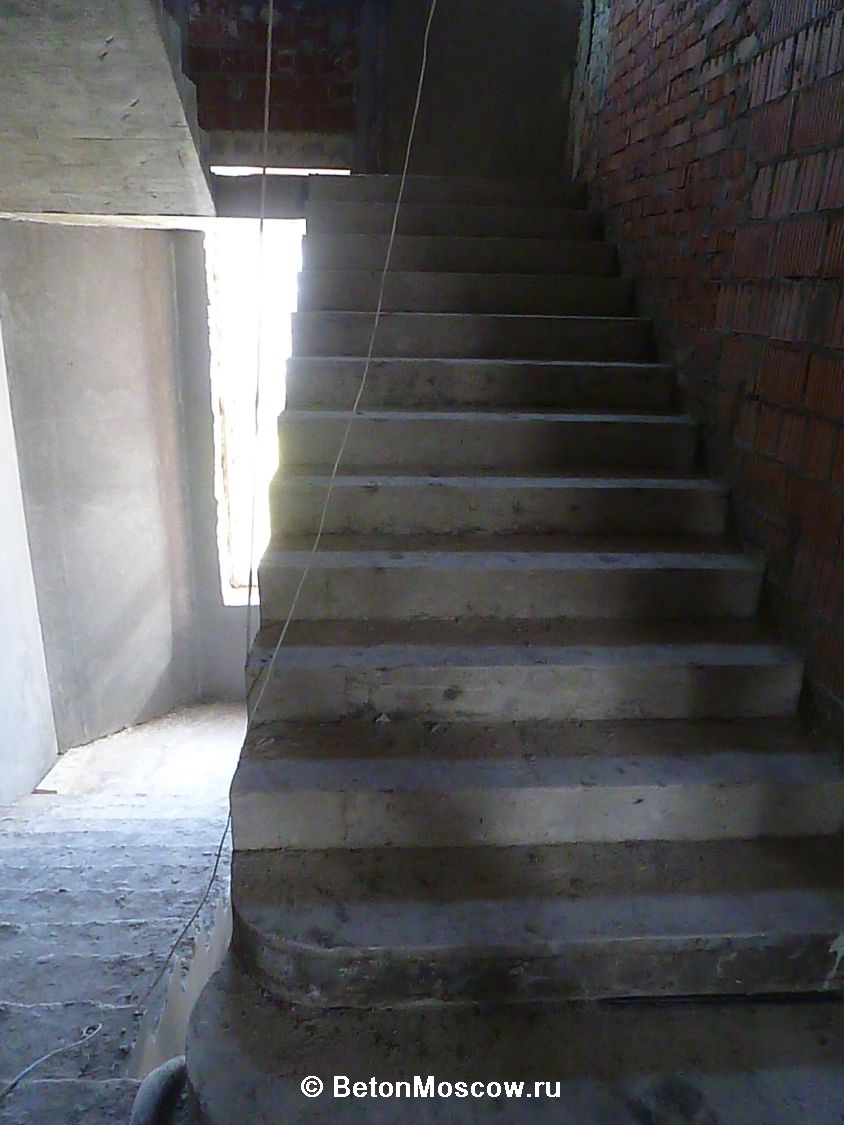 Монолитная бетонная лестница в посёлке Фирсановка Лайф. Фото 9