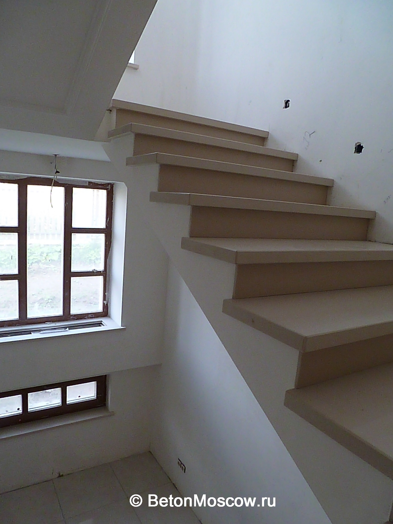 Бетонная лестница маршевая с промежуточными площадками в коттеджном посёлке ГринХилл. Фото 3