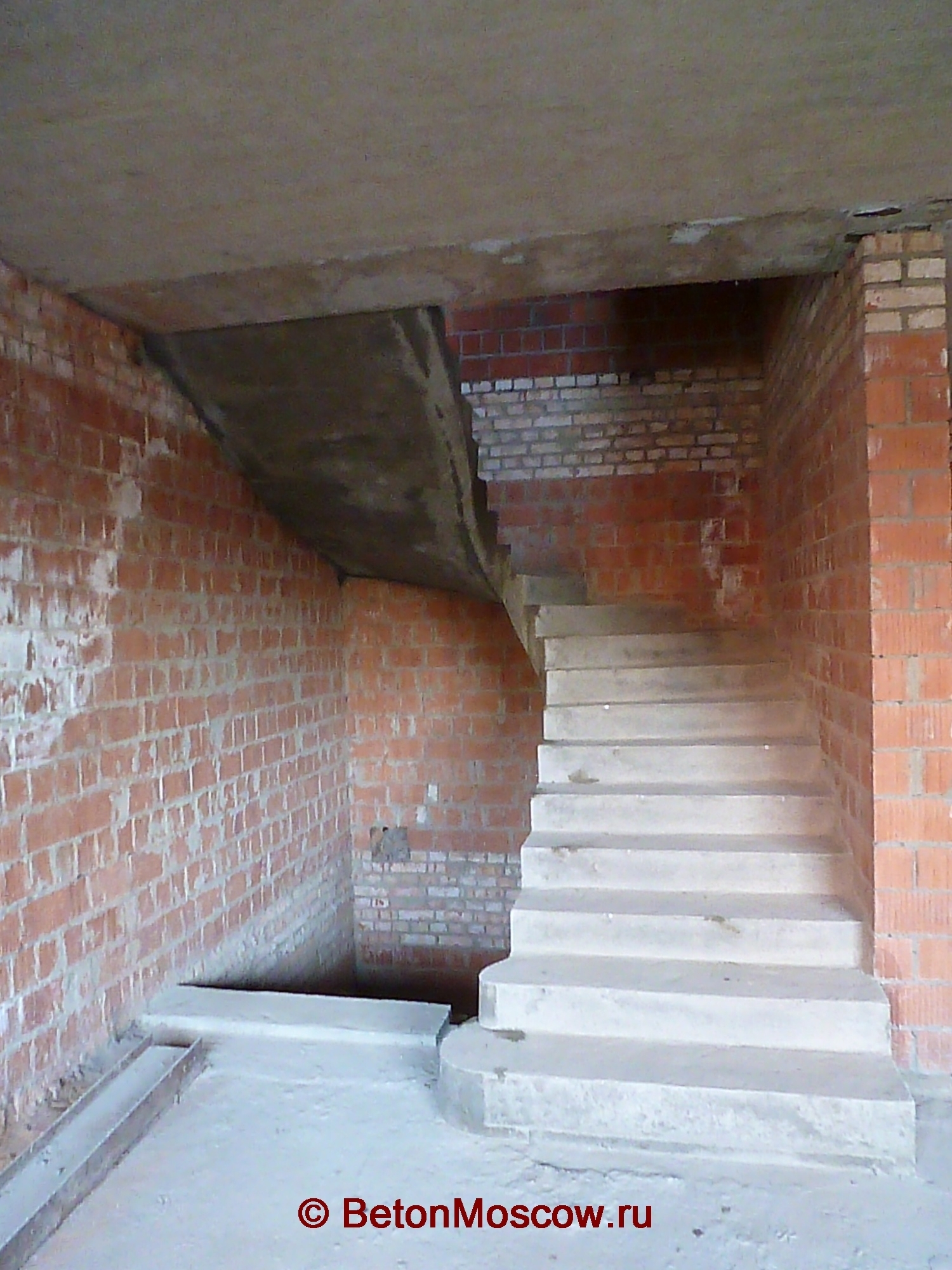 Бетонная лестница в коттеджном посёлке Гринвич. Фото 9