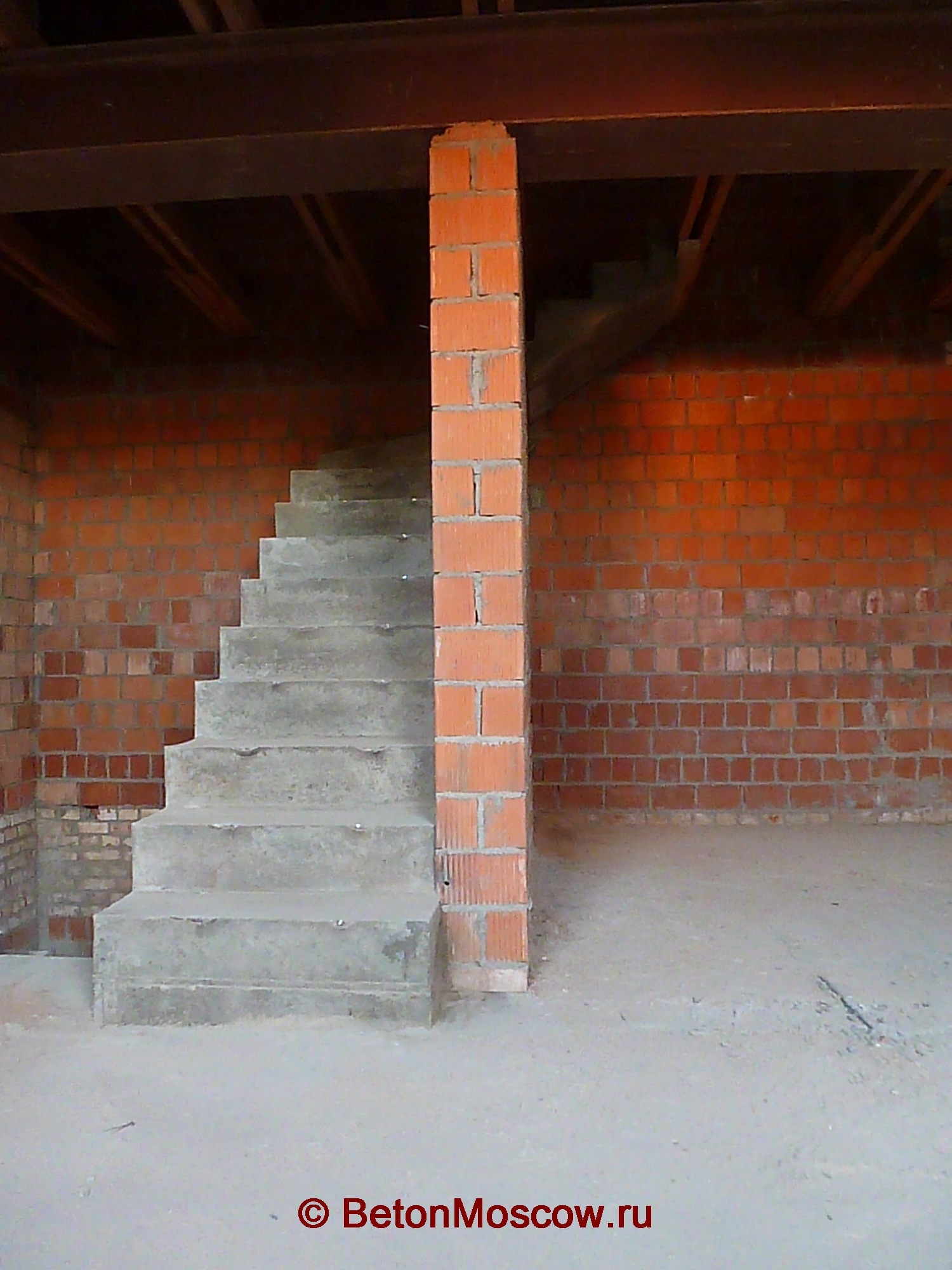 Бетонная лестница в коттеджном посёлке Гринвич. Фото 2