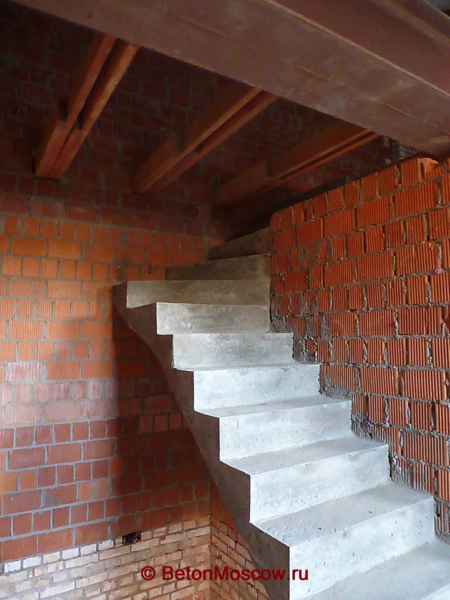 Бетонная лестница в коттеджном посёлке Гринвич. Фото 3