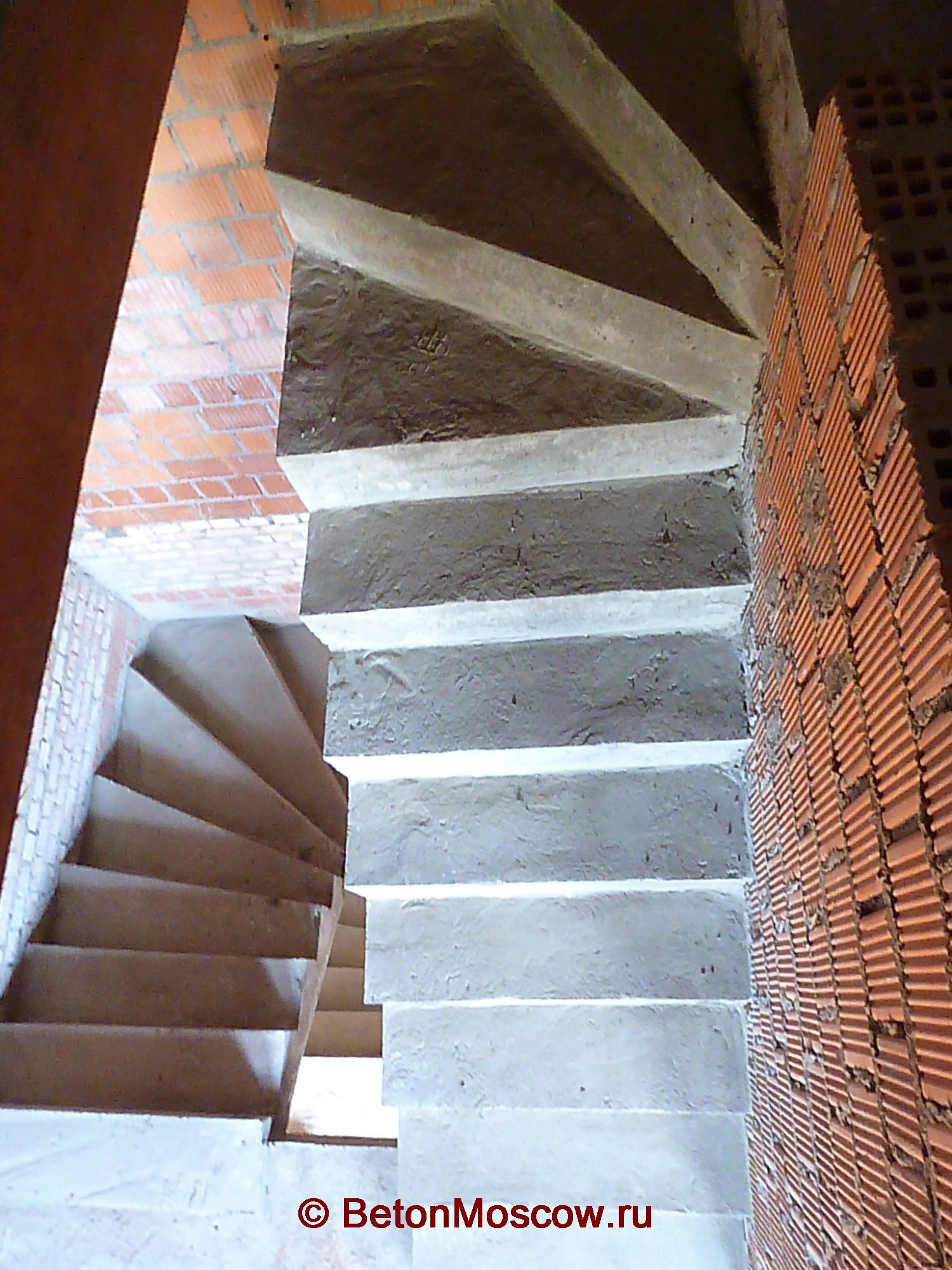 Бетонная лестница в коттеджном посёлке Гринвич. Фото 5