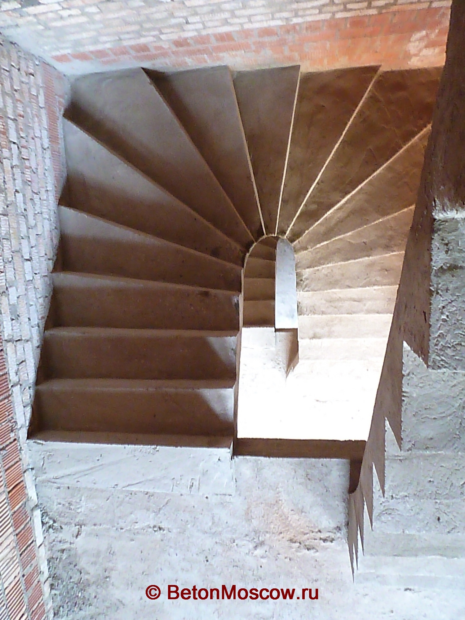 Бетонная лестница в коттеджном посёлке Гринвич. Фото 7