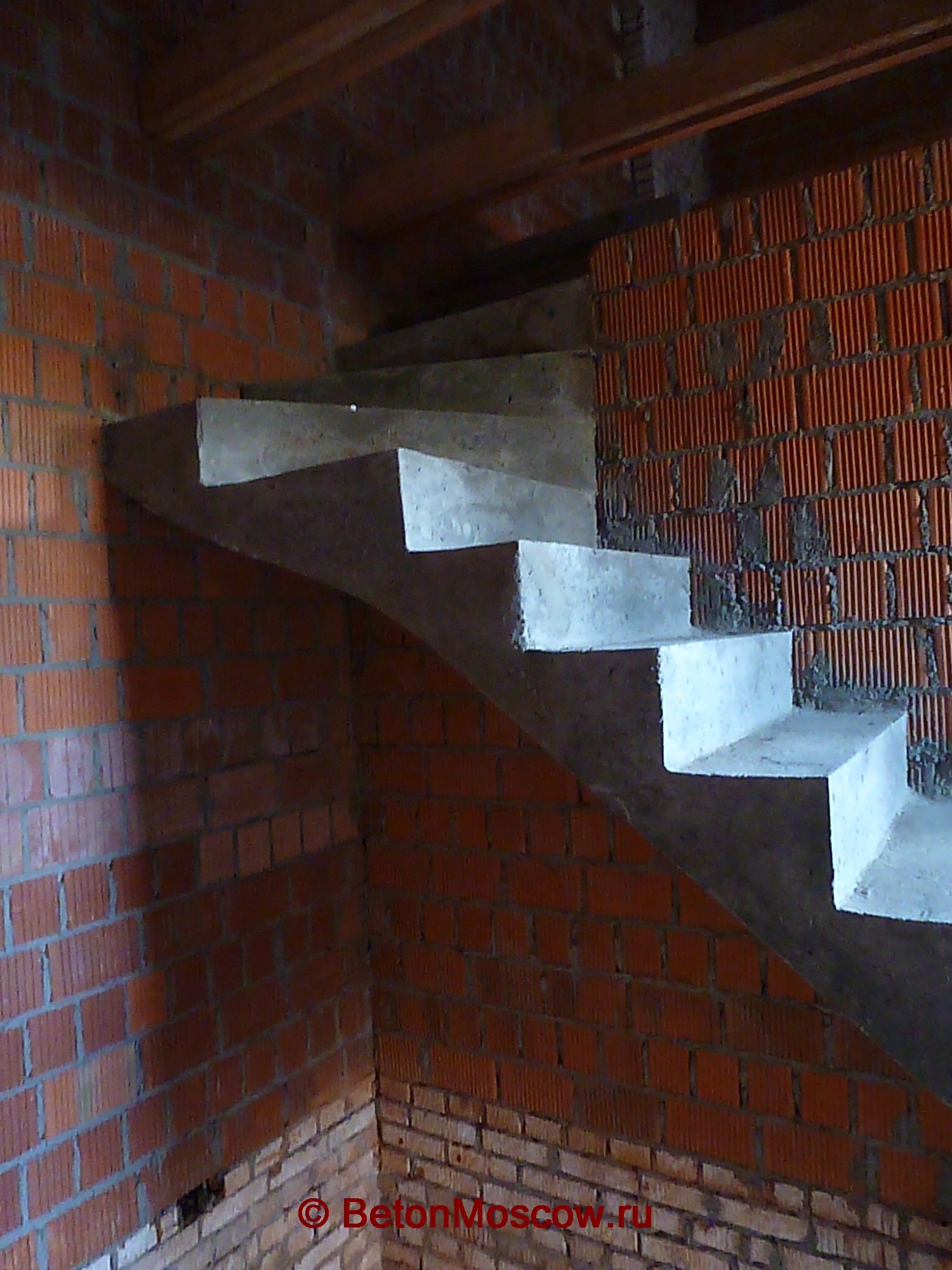Бетонная лестница в коттеджном посёлке Гринвич. Фото 8