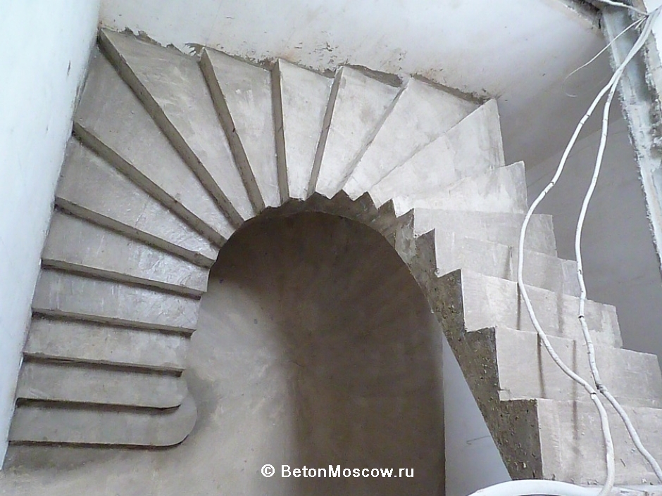 Лестница бетонная в посёлке Мартымьяново. Фото 2