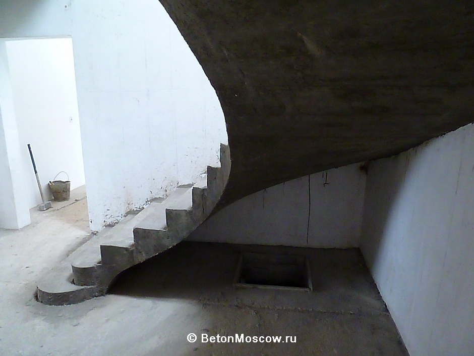 Лестница бетонная в посёлке Мартымьяново. Фото 5