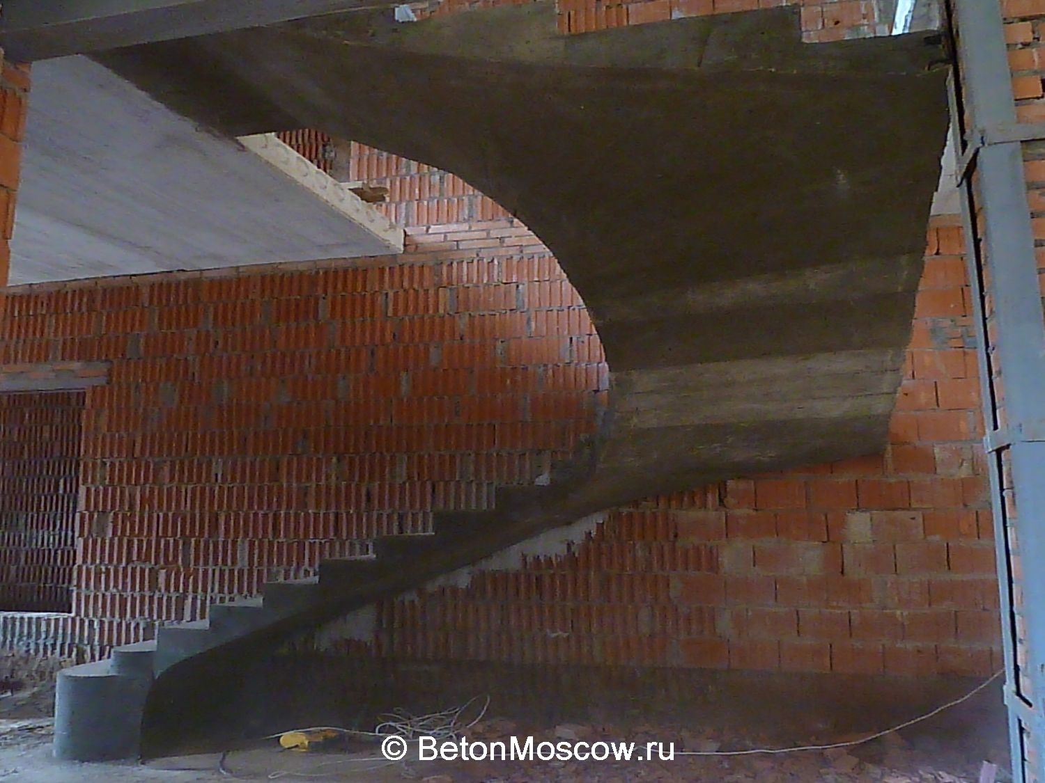 Забежная бетонная лестница в посёлке Клёново. Фото 2