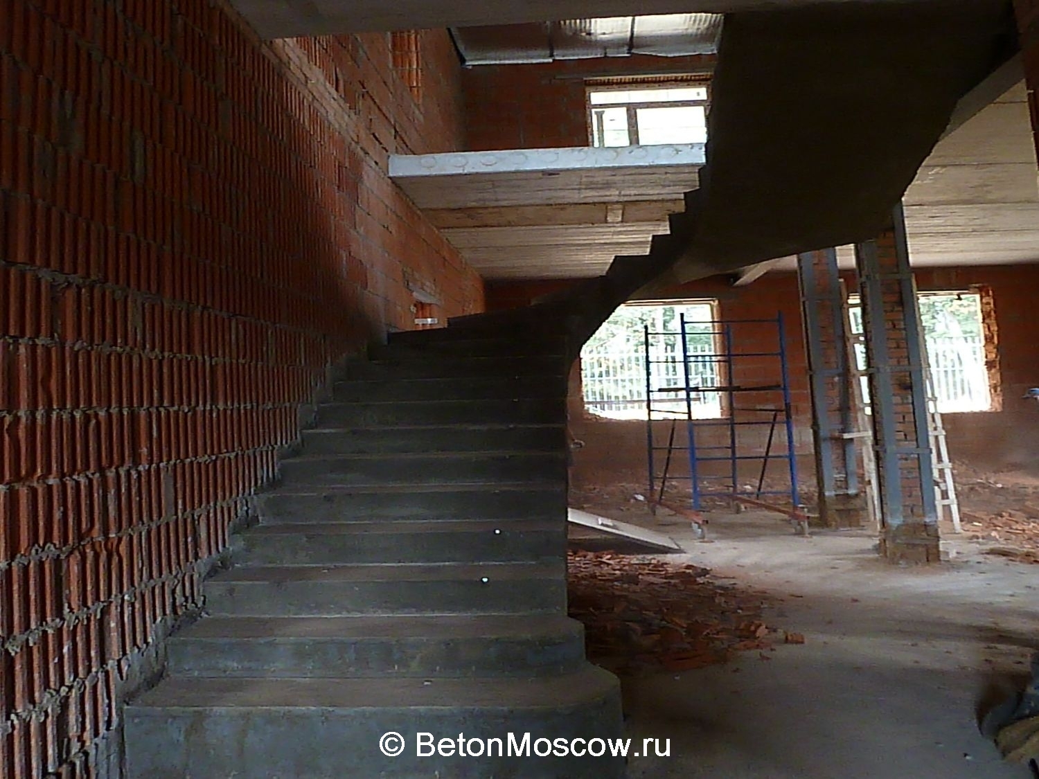 Забежная бетонная лестница в посёлке Клёново. Фото 3