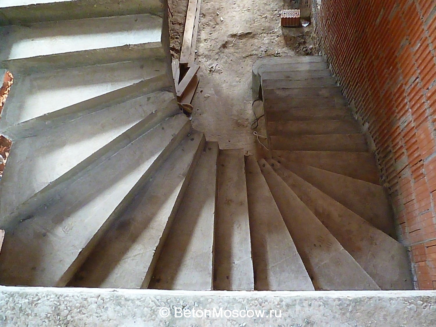 Забежная бетонная лестница в посёлке Клёново. Фото 5