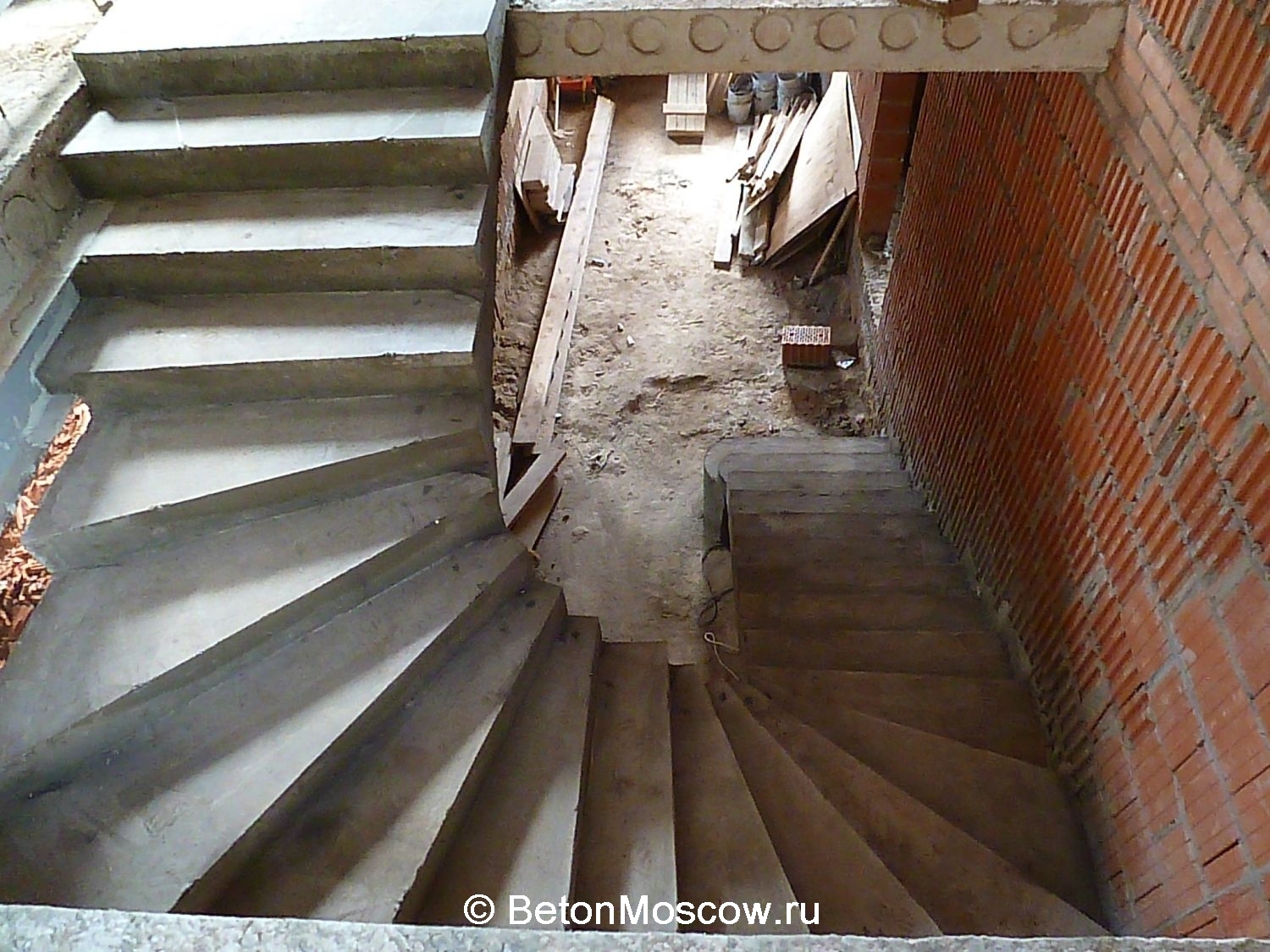 Забежная бетонная лестница в посёлке Клёново. Фото 6