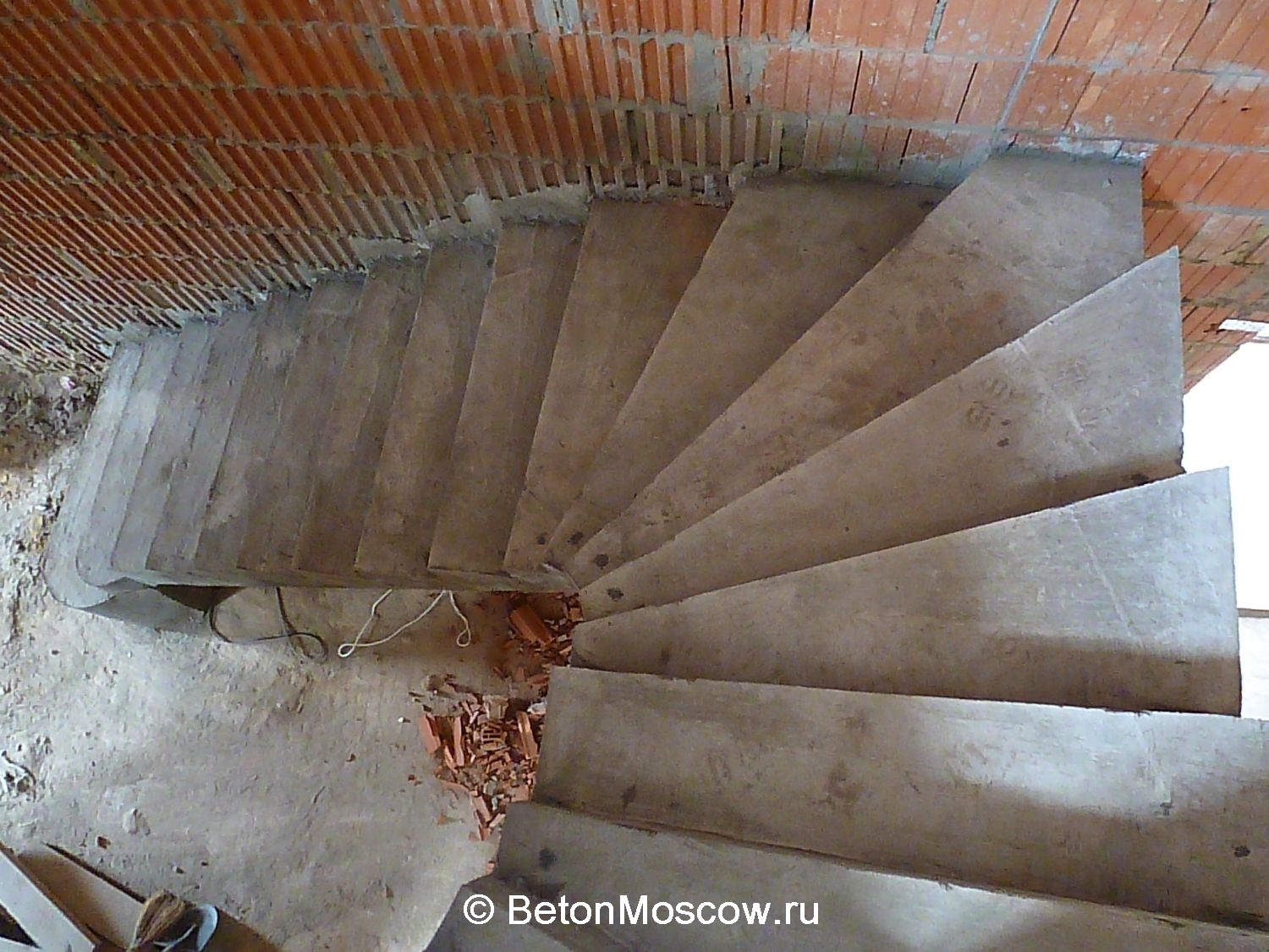 Забежная бетонная лестница в посёлке Клёново. Фото 7