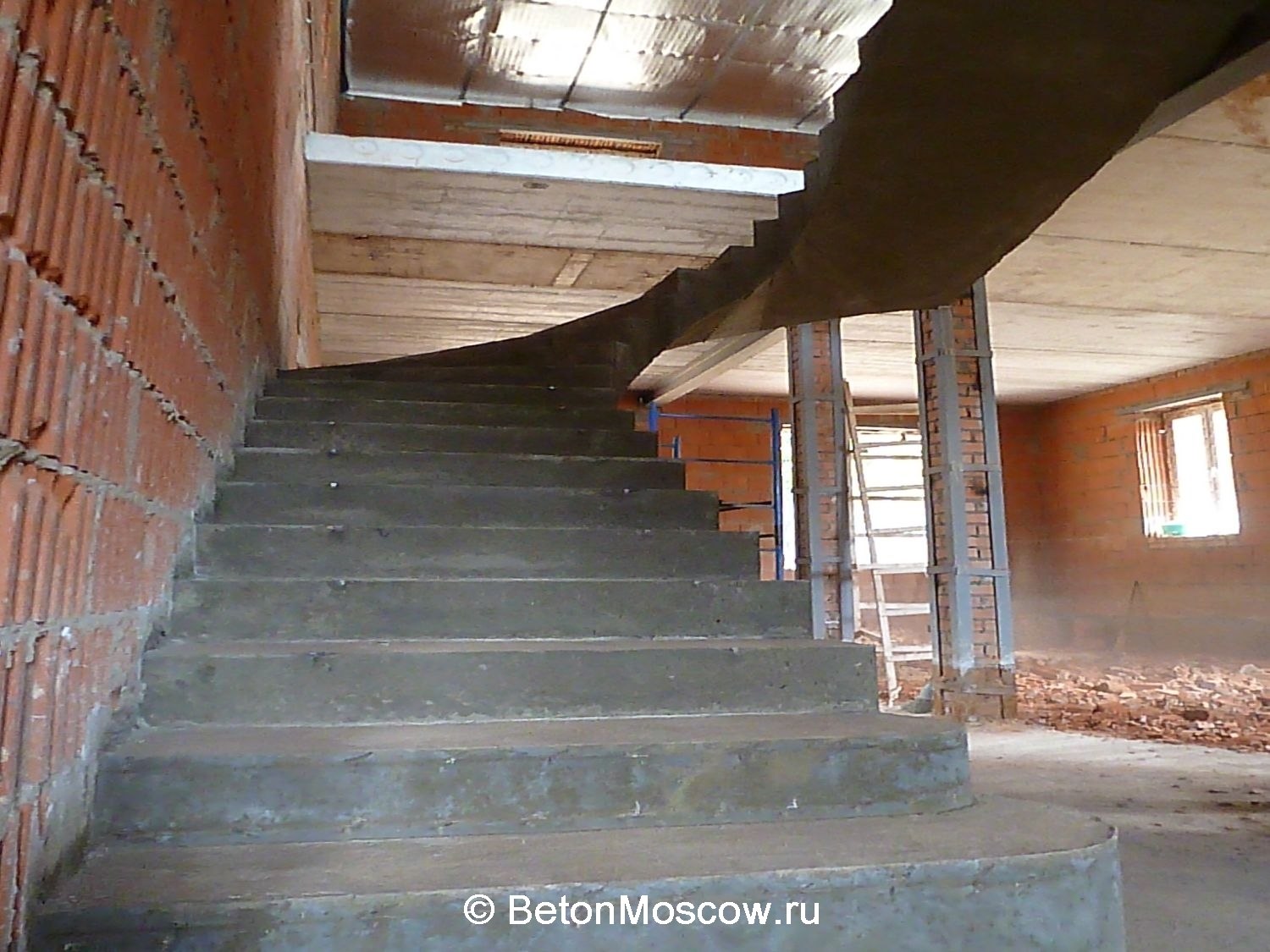 Забежная бетонная лестница в посёлке Клёново. Фото 8
