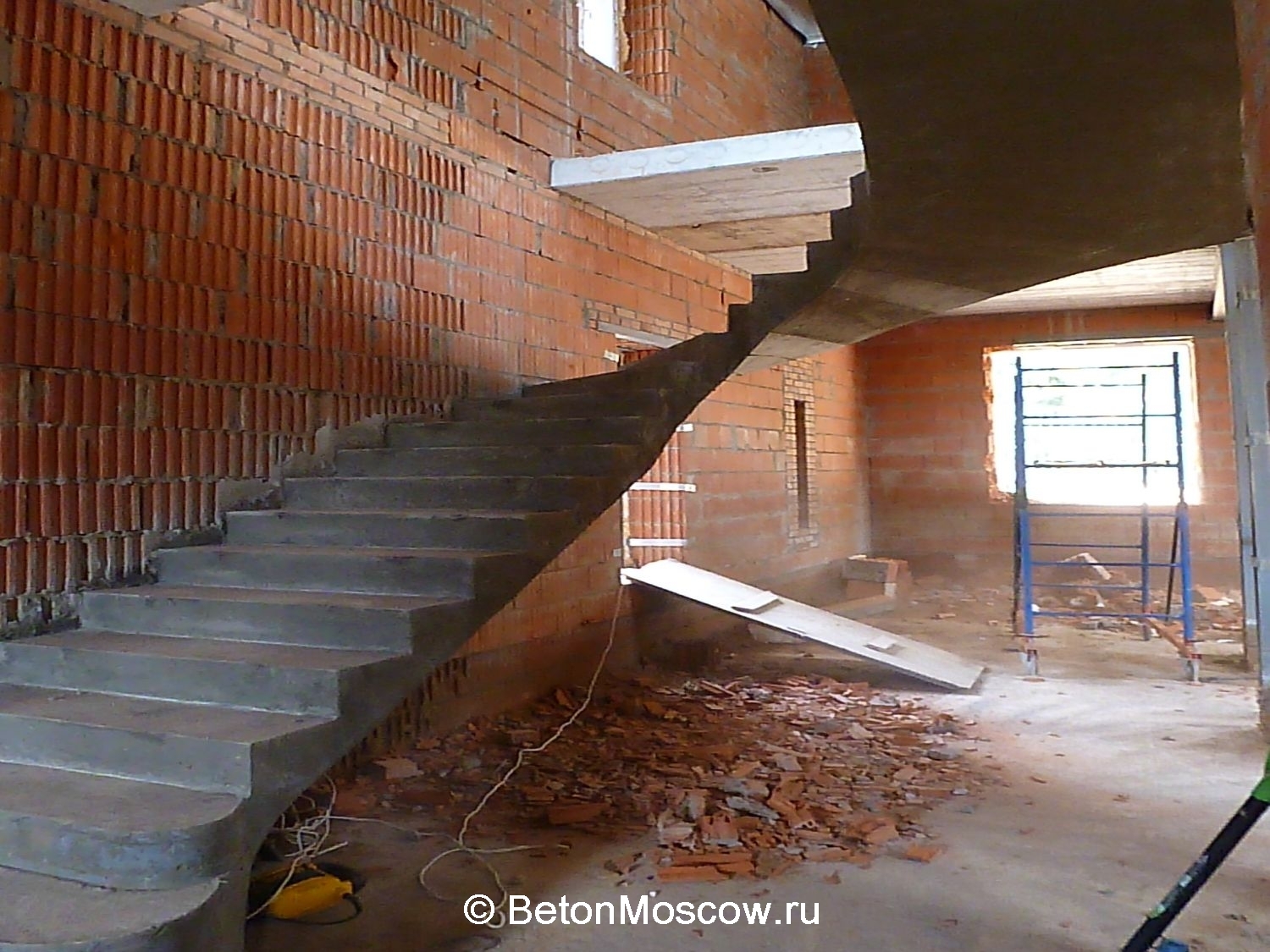 Забежная бетонная лестница в посёлке Клёново. Фото 9