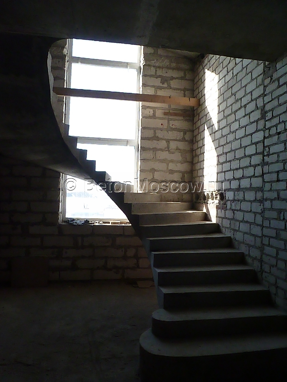 Забежная монолитная лестница в деревне Колюбякино. Фото 10