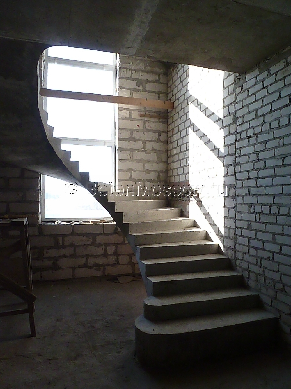 Забежная монолитная лестница в деревне Колюбякино. Фото 11
