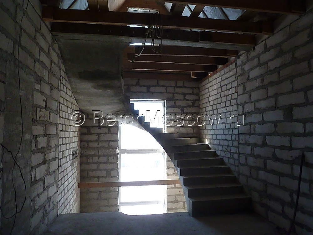 Забежная монолитная лестница в деревне Колюбякино. Фото 2
