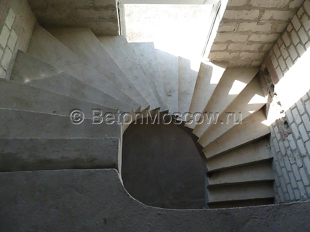 Забежная монолитная лестница в деревне Колюбякино. Фото 3