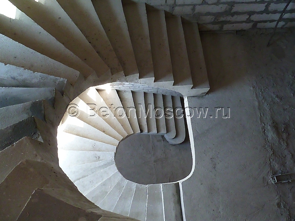 Забежная монолитная лестница в деревне Колюбякино. Фото 4