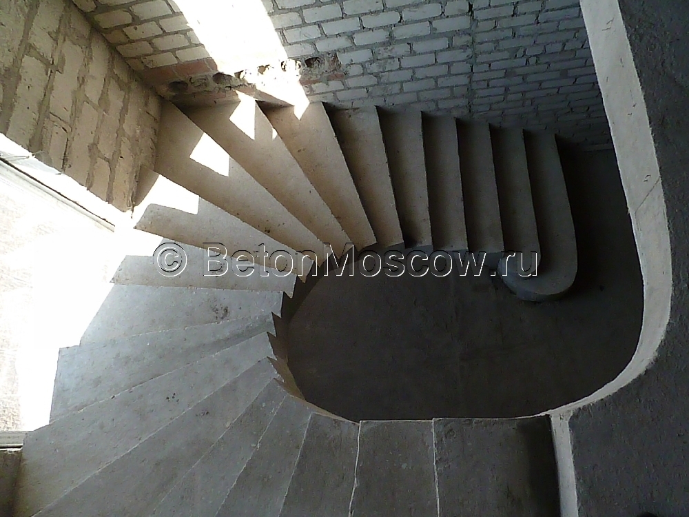 Забежная монолитная лестница в деревне Колюбякино. Фото 6