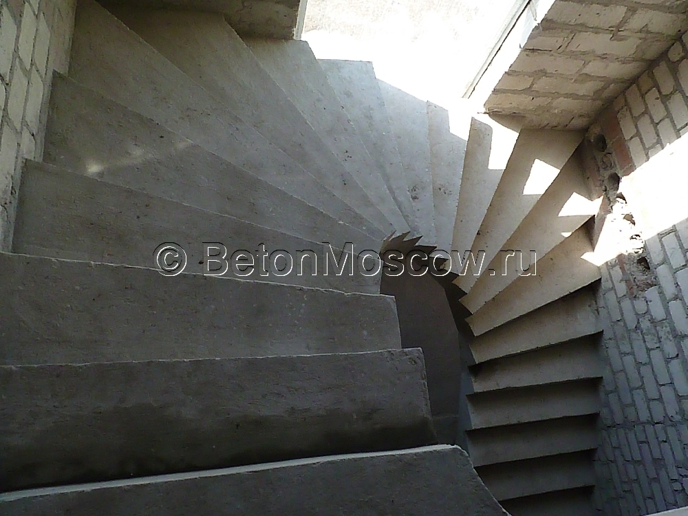 Забежная монолитная лестница в деревне Колюбякино. Фото 7