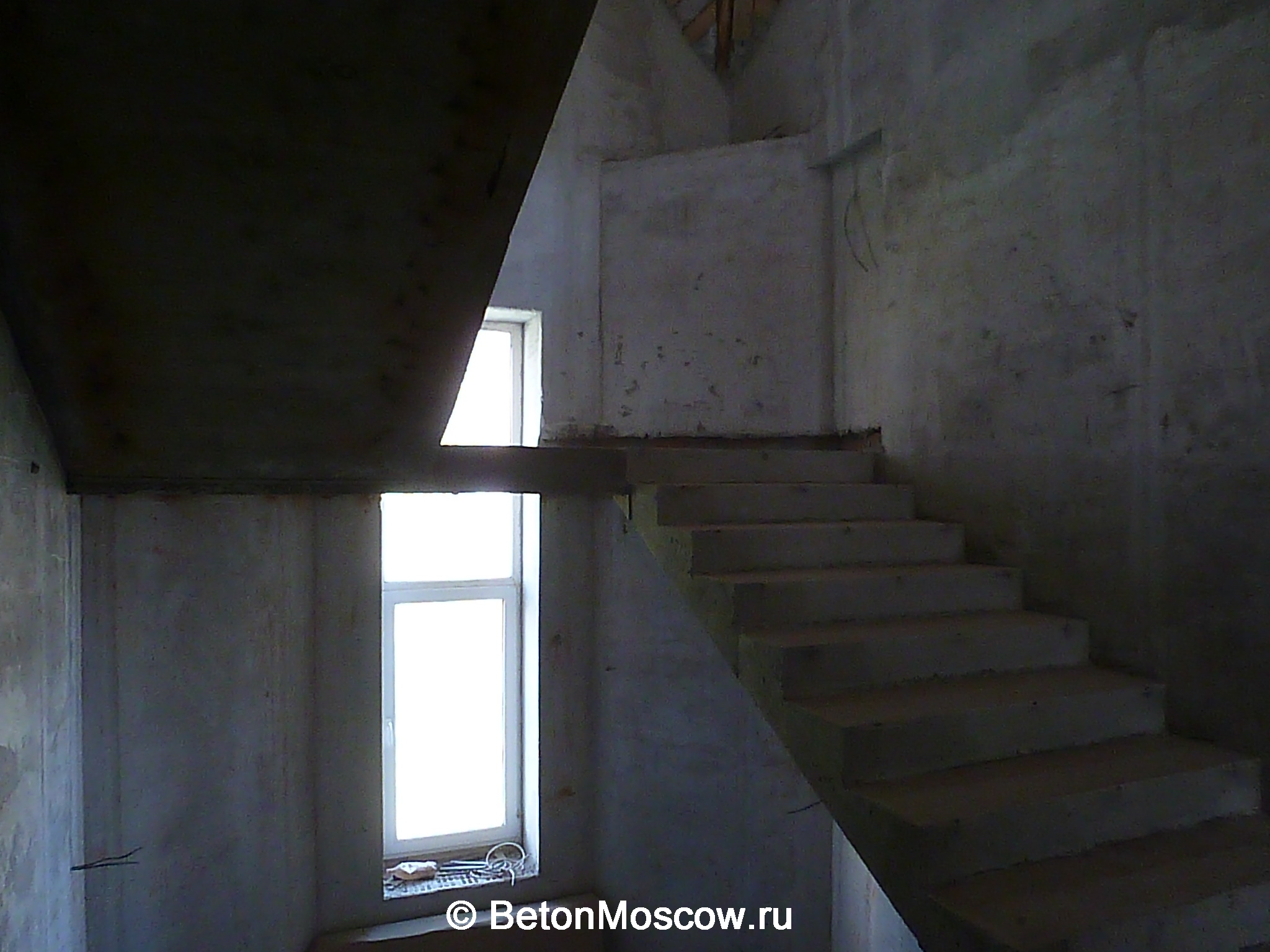 Лестница бетонная в посёлке Королевские сосны. Фото 1