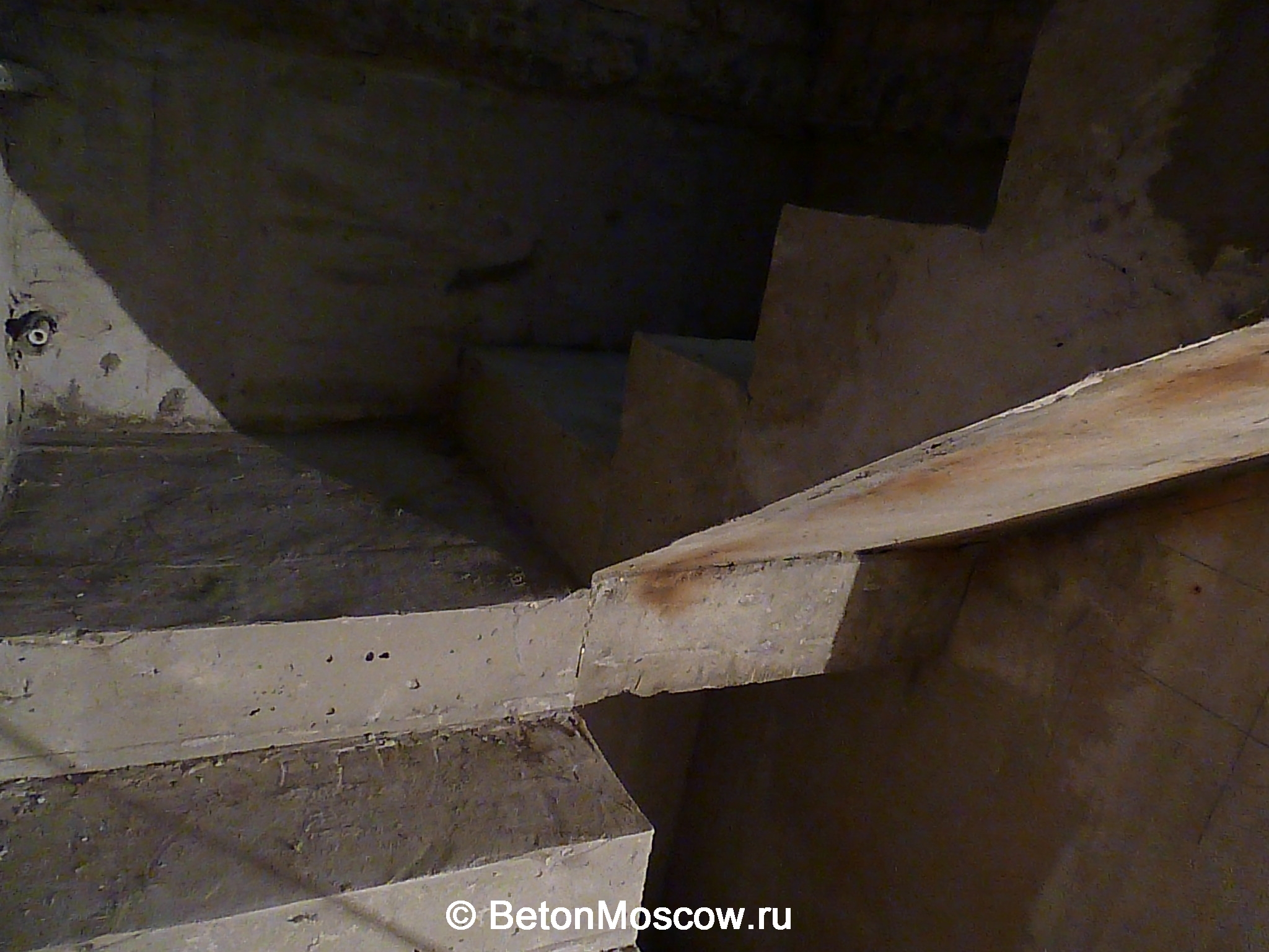 Лестница бетонная в посёлке Королевские сосны. Фото 4