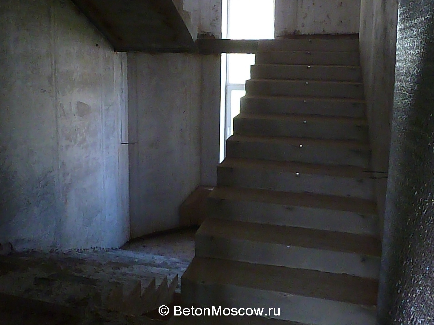 Бетонная лестница маршевая с промежуточными площадками в коттеджном посёлке Королевские сосны. Фото 3