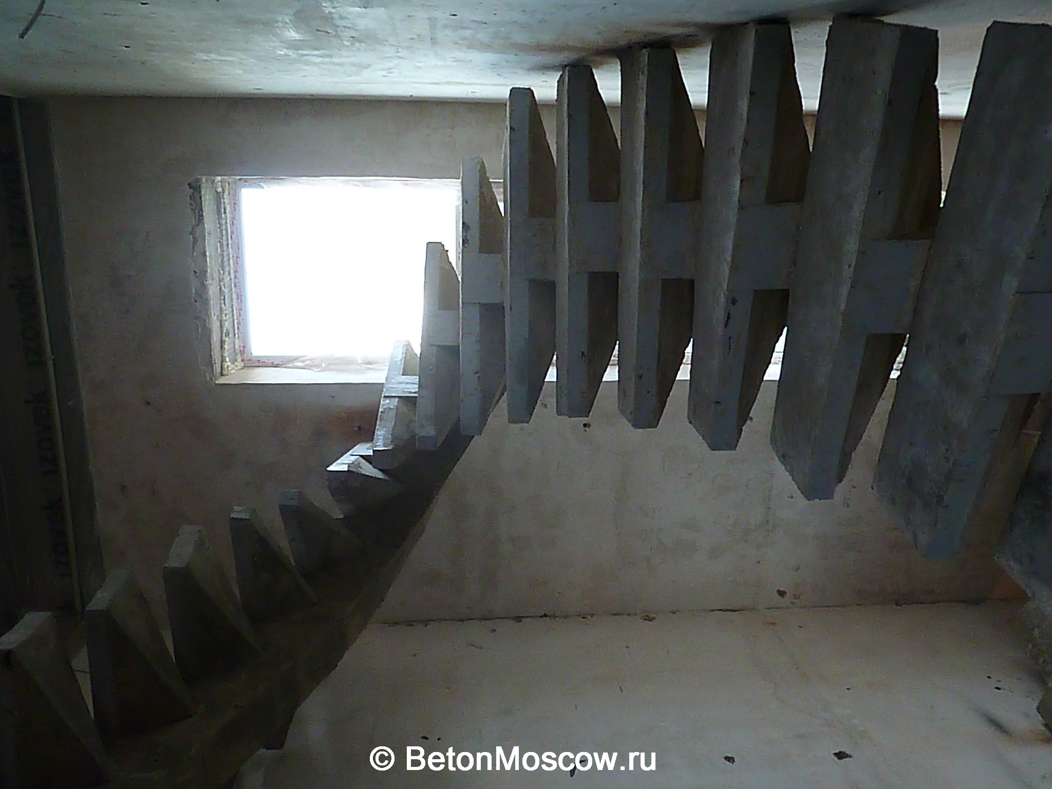 Монолитная бетонная лестница в посёлке Булатниково. Фото 1